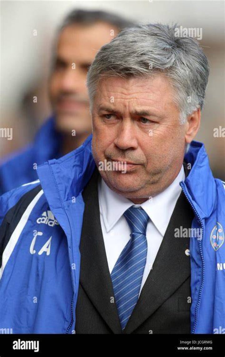 Chelsea FC manager Carlo Ancelotti y novia Marina Cretu relajándose en
