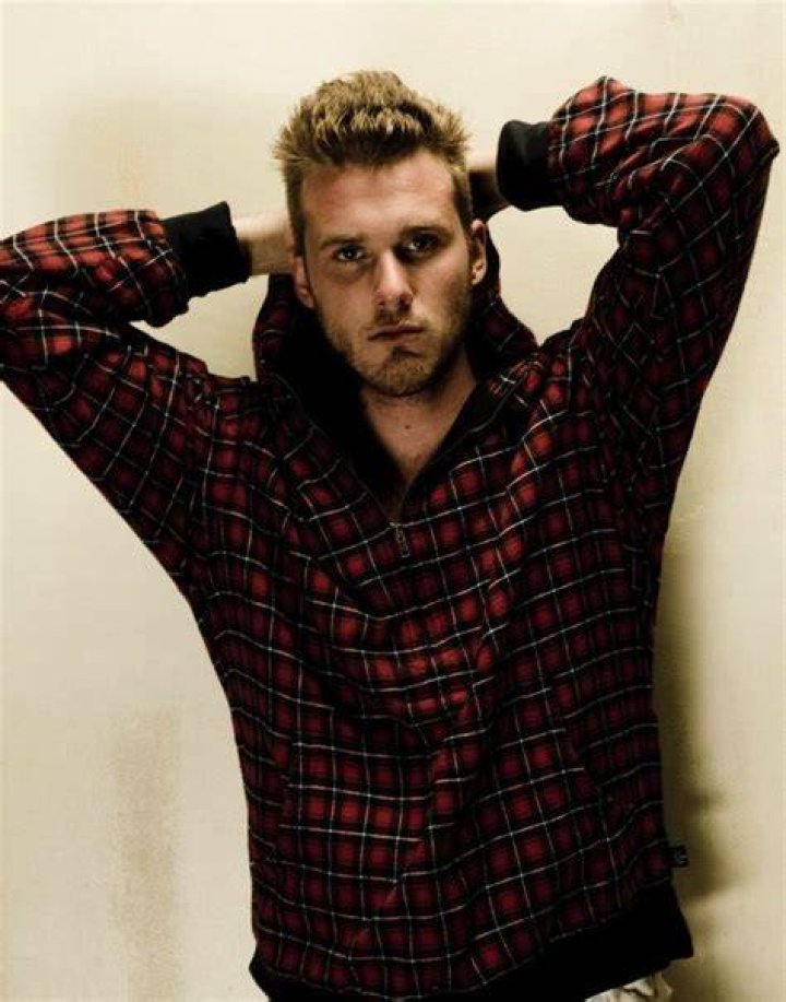 Eric Lively Moglie, patrimonio, origini, fumare, tatuaggi & altezza